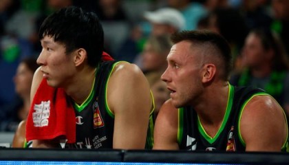 半岛体育注册网址-22+10+7统治攻防！周琦在NBL赛场刻下第一份印记