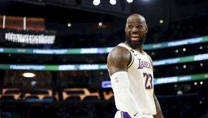 垃圾时间疯狂刷分！詹姆斯24+5+2创纪录！东契奇28+5+9打爆国王！