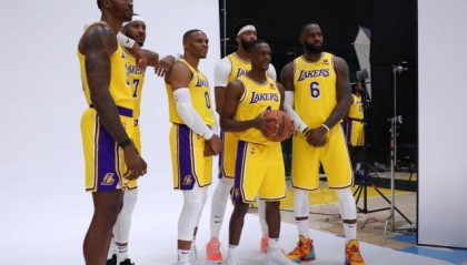 半岛体育娱乐-韦少如愿穿上湖人0号球衣，背后的艰辛他自己清楚