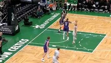 怀特下半场开局连砍8分打停对手，目前个人14投9中砍下25分