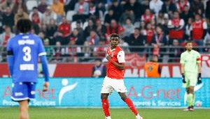 半岛体育-英媒：曼联利物浦都有意兰斯19岁中场科内，球员风格与巴莱巴相近