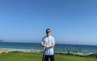 状态真好！前辽宁主帅杨鸣社媒晒休假动态 海边打高尔夫球引热议