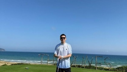 状态真好！前辽宁主帅杨鸣社媒晒休假动态 海边打高尔夫球引热议