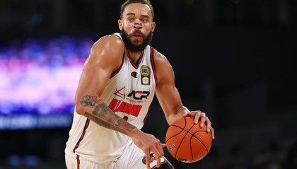 半岛体育-CBA｜冠军中锋麦基抵京报到，北汽男篮如虎添翼