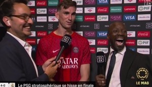 半岛体育-主帅的认可！恩里克亲自为法比安颁发全场最佳奖杯：他当之无愧