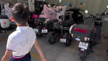 周琦家人社媒晒视频：糊糊幼儿园毕业 和男篮球员见面很害羞