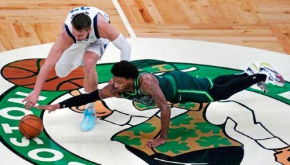 半岛体育官网-季后赛席位或将不保？沮丧情绪在绿军队内蔓延