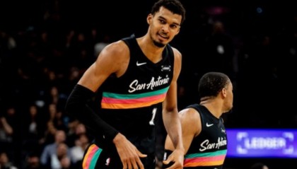 半岛体育APP-尼克斯大胜终结马刺11连胜 文班25+13+4帽难敌纽约双枪49分