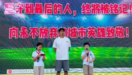 半岛体育-苏超常州队门将走进校园，“开学第一课”传递体育精神