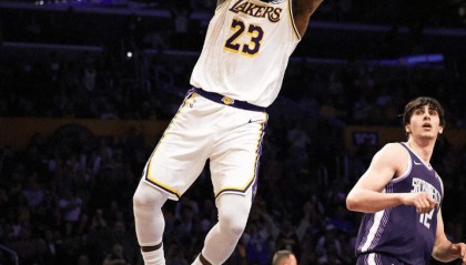 半岛体育注册网址-狂胜24分！湖人三杀国王，詹姆斯创4大纪录，威少16中6，艾顿立功