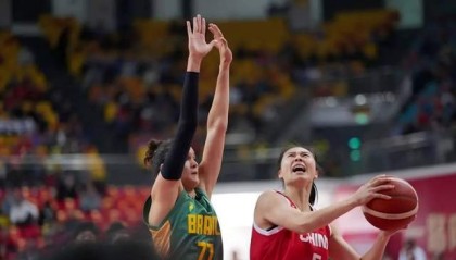 打的啥呀？女篮加时险胜巴西，王思雨+刘禹彤合砍30分，多人打铁
