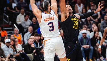 半岛体育注册网址-库里缺席逆转太阳14分！勇士5人上双命中20三分 狄龙24+6丢关键球