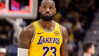 依然全能！詹姆斯半场9中5贡献12分4板7助2帽 正负值+5